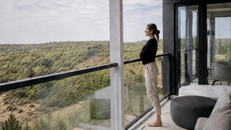 Femme balcon forêt sécurité