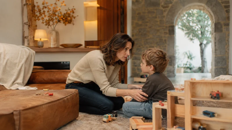 Parent et enfant en échange dans un salon, illustrant une présence régulée