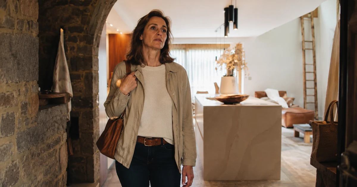 Femme entrant dans un intérieur lumineux, illustrant les signaux du système nerveux autonome dans la vie quotidienne