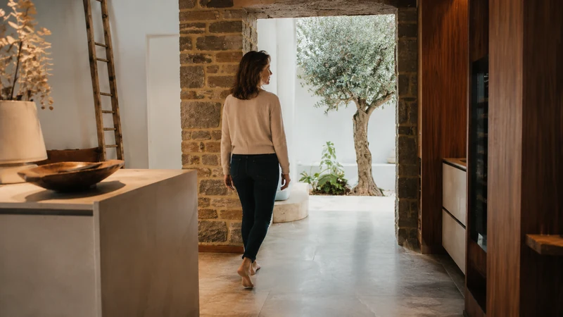 Femme marchant vers un jardin, illustrant une transition vers la récupération