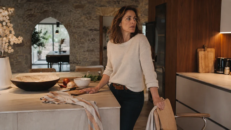 Femme dans une cuisine, illustrant la mobilisation et l’alerte du système sympathique